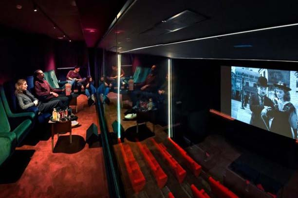 Vol en hélicoptère, dîner sur les toits de Paris, massage à domicile… 7 idées pour une Saint-Valentin originale (Crédit photo : site internet Mk2hotelparadiso.com)