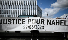 Des manifestants tiennent une banderole "Justice pour Nahel" lors d'un rassemblement marquant les deux ans de la mort de Nahel Merzouk, à Nanterre, dans les Hauts-de-Seine, le 27 juin 2025 ( AFP / JULIEN DE ROSA )