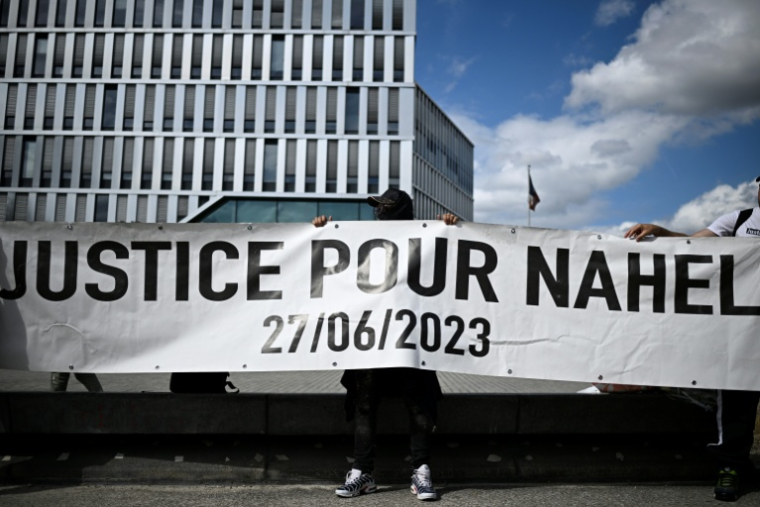 Des manifestants tiennent une banderole "Justice pour Nahel" lors d'un rassemblement marquant les deux ans de la mort de Nahel Merzouk, à Nanterre, dans les Hauts-de-Seine, le 27 juin 2025 ( AFP / JULIEN DE ROSA )