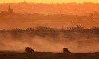Véhicules militaires israéliens dans la bande de Gaza, vus depuis Israël, le 8 juillet 2025 ( AFP / Jack GUEZ )