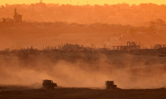 Véhicules militaires israéliens dans la bande de Gaza, vus depuis Israël, le 8 juillet 2025 ( AFP / Jack GUEZ )