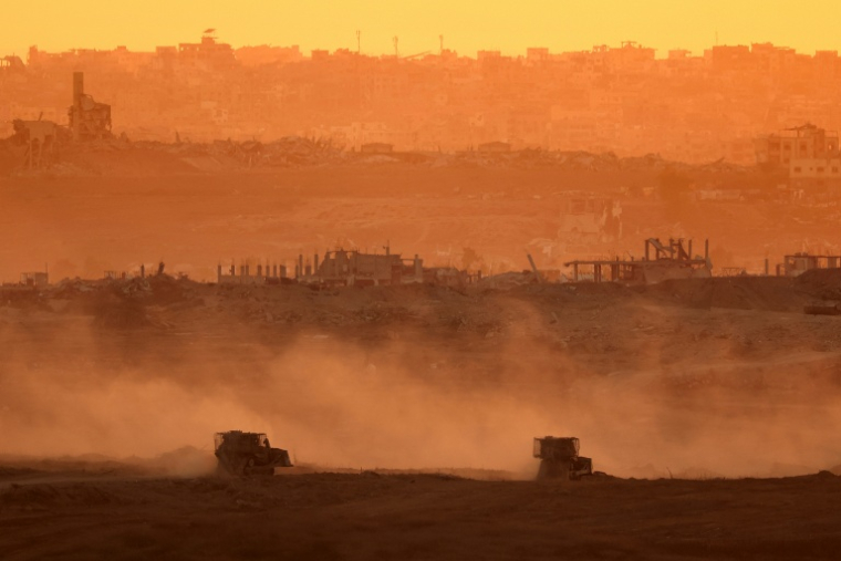 Véhicules militaires israéliens dans la bande de Gaza, vus depuis Israël, le 8 juillet 2025 ( AFP / Jack GUEZ )