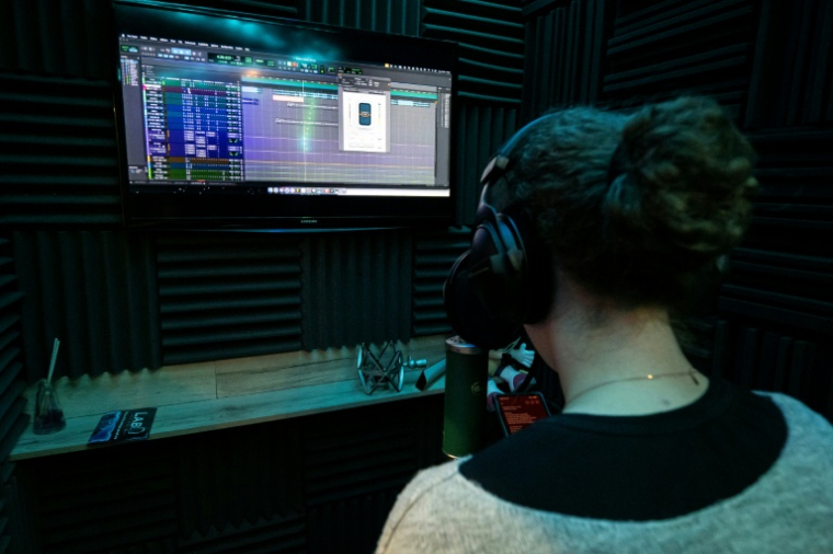 Une jeune femme participe à une séance d'art-thérapie dans un studio d'Aubagne, près de Marseille, le 4 décembre 2025  ( AFP / Miguel MEDINA )