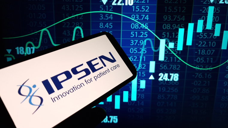 Le logo Ipsen sur fond d'analyse graphique. (crédit : Adobe Stock)