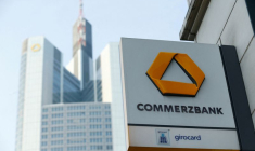 Un logo de Commerzbank est photographié avant la conférence de presse annuelle de la banque à Francfort