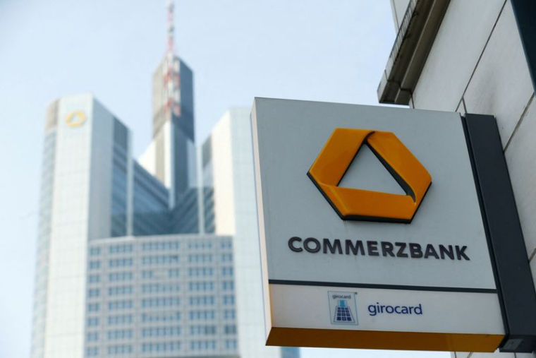 Un logo de Commerzbank est photographié avant la conférence de presse annuelle de la banque à Francfort