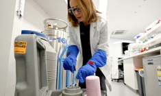 Justine O'Brien, responsable des sciences de la conservation à la Taronga Conservation Society Australia examine des échantillons de gamètes de corail stockés dans un réservoir cryogénique rempli d'azote liquide dans un laboratoire de Sydney, le 29 mai 2025 en Australie ( AFP / Saeed KHAN )