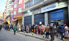Des habitants font la queue tôt le matin pour acheter des produits dans un supermaché d'Etat, à La Paz, le 11 juin 2025 en Bolivie ( AFP / AIZAR RALDES )
