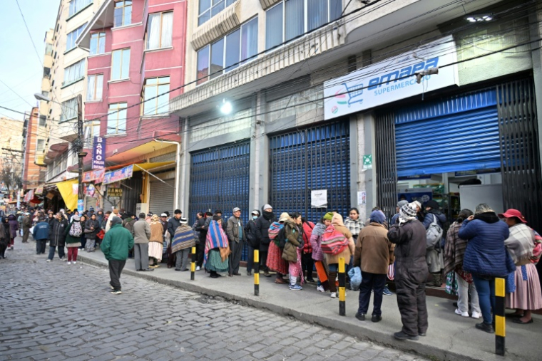 Des habitants font la queue tôt le matin pour acheter des produits dans un supermaché d'Etat, à La Paz, le 11 juin 2025 en Bolivie ( AFP / AIZAR RALDES )