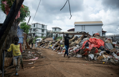 C'est l'heure de la "refondation" pour Mayotte, le département le plus pauvre de France, où la catastrophe naturelle n'a fait qu'exacerber des défaillances préexistantes ( AFP / JULIEN DE ROSA )