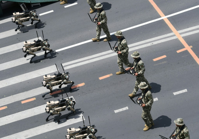 Des "chiens robots" lors d'un défilé militaire à Erevan, en Arménie (illustration) ( AFP / KAREN MINASYAN )