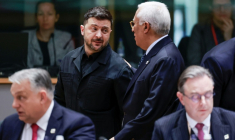 Le président ukrainien Volodymyr Zelensky s'entretient avec le président du Conseil européen Antonio Costa pendant un sommet de l'UE à Bruxelles, le 18 décembre 2025 ( POOL / Stephanie Lecocq )