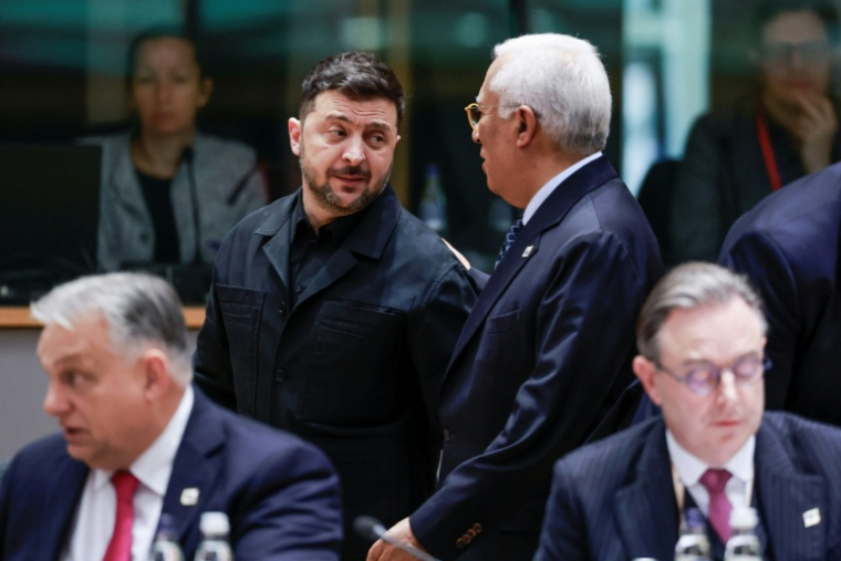 Le président ukrainien Volodymyr Zelensky s'entretient avec le président du Conseil européen Antonio Costa pendant un sommet de l'UE à Bruxelles, le 18 décembre 2025 ( POOL / Stephanie Lecocq )