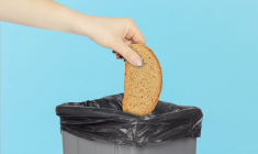 (Crédits photo : Adobe Stock - Gaspillage alimentaire avec un reste de pain jeté à la poubelle)
