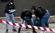 Des membres de la police scientifique sur les lieux où un homme a ouvert le feu, tuant une personne et en blessant quatre autres, le 23 octobre 2026 à Trappes, dans les Yvelines ( AFP / Dimitar DILKOFF )