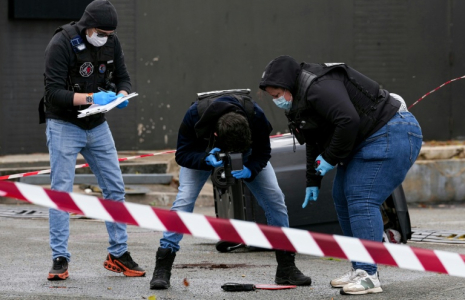 Des membres de la police scientifique sur les lieux où un homme a ouvert le feu, tuant une personne et en blessant quatre autres, le 23 octobre 2026 à Trappes, dans les Yvelines ( AFP / Dimitar DILKOFF )