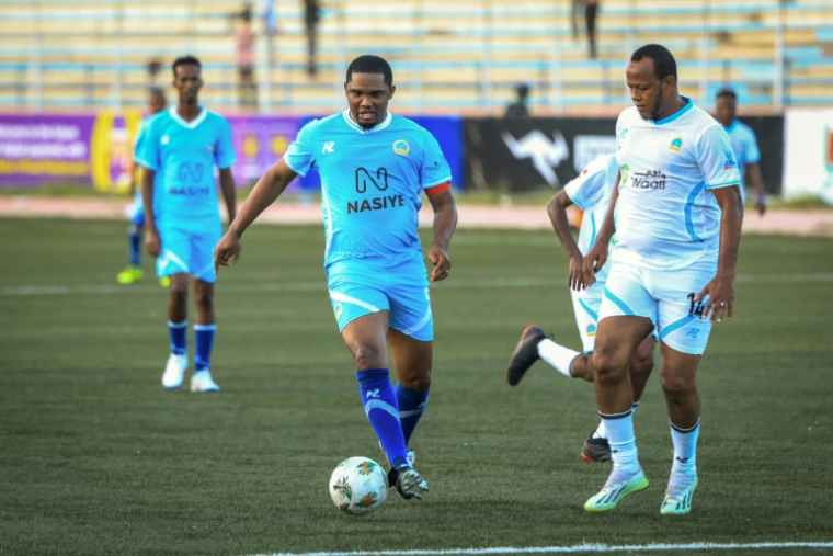L'ancienne star du football camerounais Samuel Eto'o, au centre, lors du match de gala organisé à Mogadiscio, capitale de la Somalie, le 27 mai 2025 ( AFP / Hassan Ali Elmi )