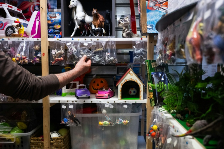 Une employée range des jouets dans La P'tite Boutique, à Chaville, dans les Hauts-de-Seine, le 7 novembre 2025 ( AFP / Julie SEBADELHA )