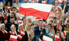 Le maire pro-UE de Varsovie, Rafal Trzaskowski, candidat à la présidentielle polonaise brandit un drapeau polonais devant ses sympathisants, à Sandomierz, à l'issue du 1er tour, le 18 mai 2025 ( AFP / Wojtek RADWANSKI )