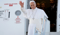 Le pape Léon XIV à son arrivée à l'aéroport de Lourdes dans les Hautes-Pyrénées, le 26 septembre 2026 ( AFP / Valentine CHAPUIS )