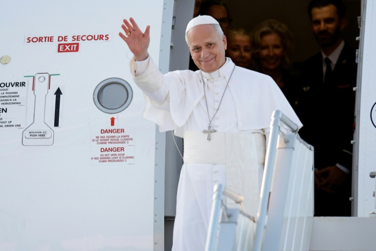 Le pape Léon XIV à son arrivée à l'aéroport de Lourdes dans les Hautes-Pyrénées, le 26 septembre 2026 ( AFP / Valentine CHAPUIS )