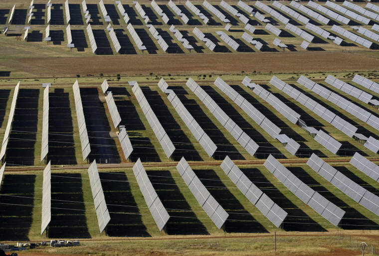 Cette photo  montre le parc solaire photovoltaïque Picon I, un projet d'énergie solaire photovoltaïque de 50 MW détenu et développé par la société espagnole Naturgy à Porzuna, dans la région de Castille-La Manche, le 6 juillet 2023. ( AFP / OSCAR DEL POZO )