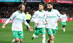 Saint-Étienne s'impose à Guingamp et se replace dans la course à la montée