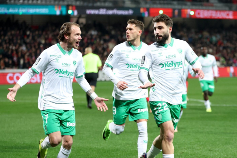 Saint-Étienne s'impose à Guingamp et se replace dans la course à la montée
