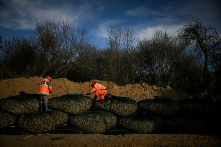Des ouvriers entreprennent des travaux de consolidation sur l'île d'Oléron pour protéger des bassins d'infiltration face à l'érosion côtière, le 28 janvier 2026 à Le-Grand-Village-Plage, en Charente-Maritime ( AFP / Philippe LOPEZ )