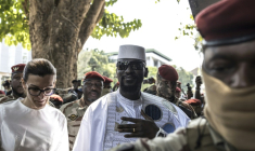 Le président guinéen et candidat à la présidence Mamadi Doumbouya (centre droit) et son épouse Lauriane Doumbouya (centre gauche) arrivent pour voter dans un bureau de vote à Conakry le 28 décembre 2025, lors de l'élection présidentielle guinéenne ( AFP / PATRICK MEINHARDT )