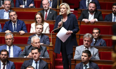 Marine Le Pen, présidente du groupe parlementaire Rassemblement national (RN), prend la parole lors des questions au gouvernement à l'Assemblée nationale, le 9 juin 2026 à Paris ( AFP / SIMON WOHLFAHRT )