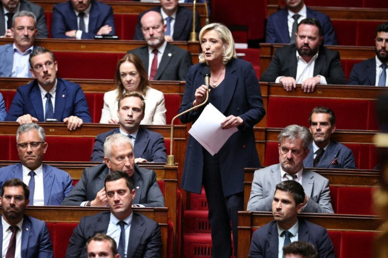 Marine Le Pen, présidente du groupe parlementaire Rassemblement national (RN), prend la parole lors des questions au gouvernement à l'Assemblée nationale, le 9 juin 2026 à Paris ( AFP / SIMON WOHLFAHRT )