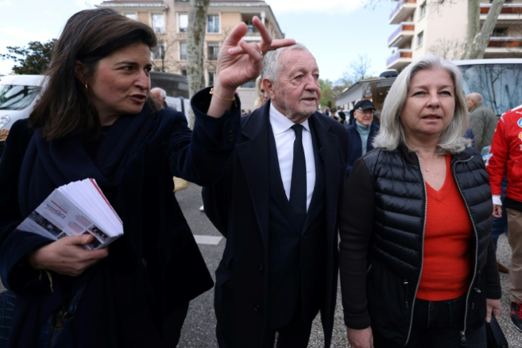 Jean-Michel Aulas (C), candidat de la droite et du centre à la mairie de Lyon, et la LR Béatrice De Montille (G), le 18 mars 2026 à Lyon ( AFP / Alex MARTIN )