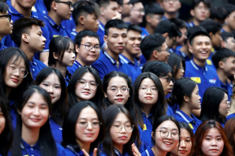 Des étudiants vietnamiens à l'Université des sciences et technologies d'Hanoï, où le président français Emmanuel Macron a prononcé un discours, le 27 mai 2025 ( AFP / Ludovic MARIN )