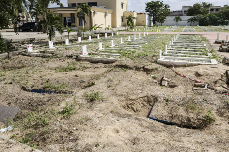 Des fouilles archéologiques au cimetière militaire de Thiaroye, près de Dakar, le 23 octobre 2025 au Sénégal ( AFP / PATRICK MEINHARDT )