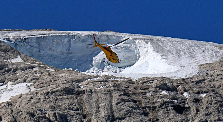 L'effondrement d'une partie du glacier de la Marmolada, des Alpes italiennes,  illustre les conséquences du réchauffement climatique, qui rend indispensable la transition énergétique, autre source d'inflation dans l'économie. (© Tiziana Fabi AFP)