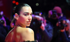 La chanteuse britannique Dua Lipa à la 76e Berlinale, le 14 février 2026 à Berlin ( AFP / RALF HIRSCHBERGER )