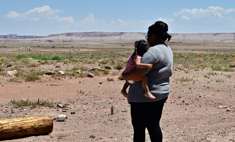 Gilberta Cortes, une Amérindienne Navajo sans courant, regarde une ligne électrique située à quelques kilomètres de sa maison, à Cameron en Arizona, le 9 juillet 2025 ( AFP / Frederic J. BROWN )