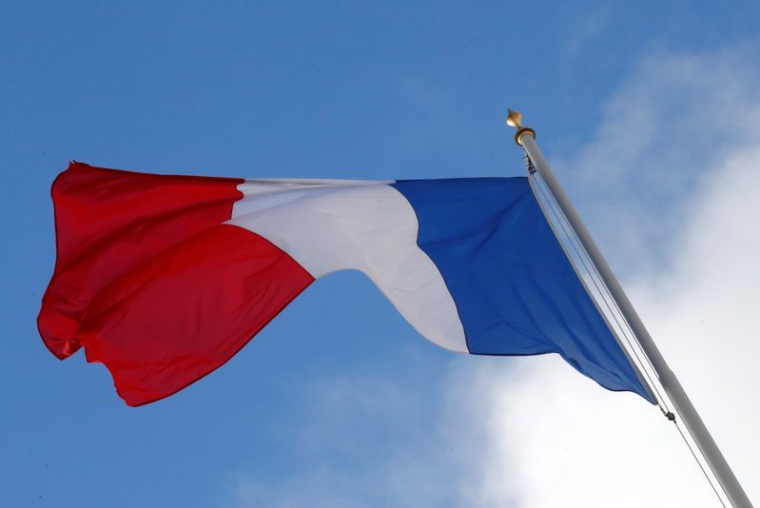 Un drapeau français flotte dans le ciel au-dessus de l'Elysée à Paris