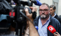 L'ancien anesthésiste français Frédéric Péchier s'adresse à la presse à son arrivée au palais de justice de Besançon, à Besançon, dans le nord-est de la France, le 8 septembre 2025 ( AFP / Romeo BOETZLE )