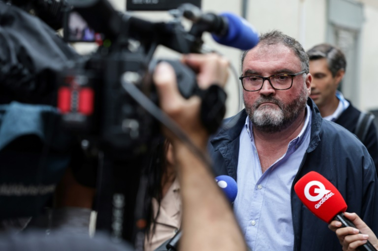 L'ancien anesthésiste français Frédéric Péchier s'adresse à la presse à son arrivée au palais de justice de Besançon, à Besançon, dans le nord-est de la France, le 8 septembre 2025 ( AFP / Romeo BOETZLE )