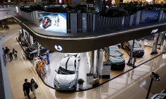 Véhicules électriques sur les stands de Denza et du fabricant chinois Voyah, dans un centre commercial de Pékin