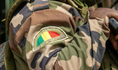 Photo montrant le logo des Forces armées maliennes (FAMA) lors d'une rencontre entre des membres de l'association Tamouzok ("vivre ensemble") et les autorités maliennes à Bamako, le 15 février 2025. ( AFP / Gousno )