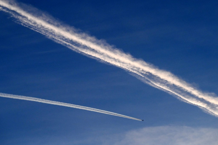 Une trainée de condensation dans le ciel d'Islamabad (Pakistan), en 2023 ( AFP / AAMIR QURESHI )