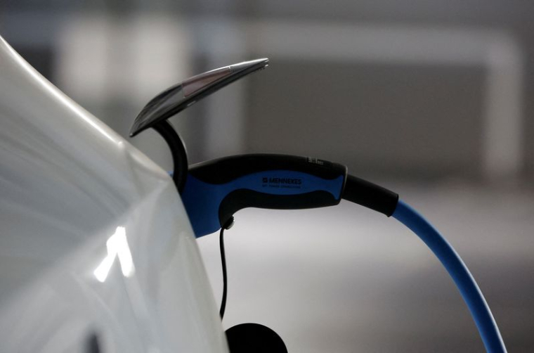 Un véhicule électrique Tesla est branché sur un chargeur à Teia, en Espagne