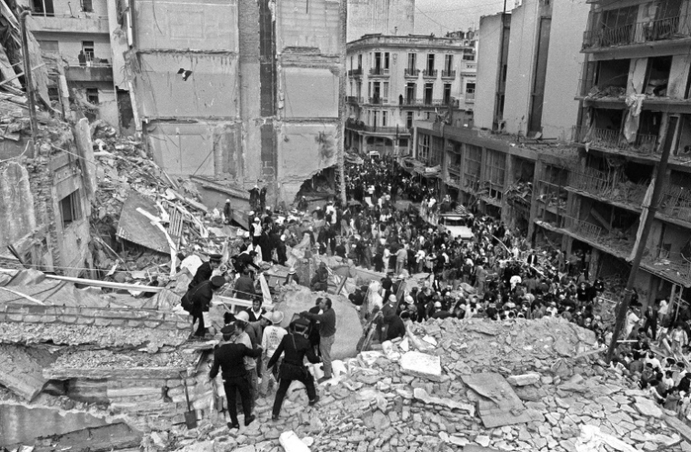 Des pompiers et des policiers recherchent des blessés après l'explosion d'une bombe à la mutuelle juive Amia à Buenos Aires, le 18 juillet 1994 en Argentine ( AFP / Ali BURAFI )