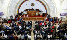 Les membres de l'Assemblée nationale du Venezuela votent en faveur du projet de loi d'amnistie proposé par la présidente par intérim, Delcy Rodríguez, le 5 février 2026 à Caracas ( AFP / Pedro MATTEY )