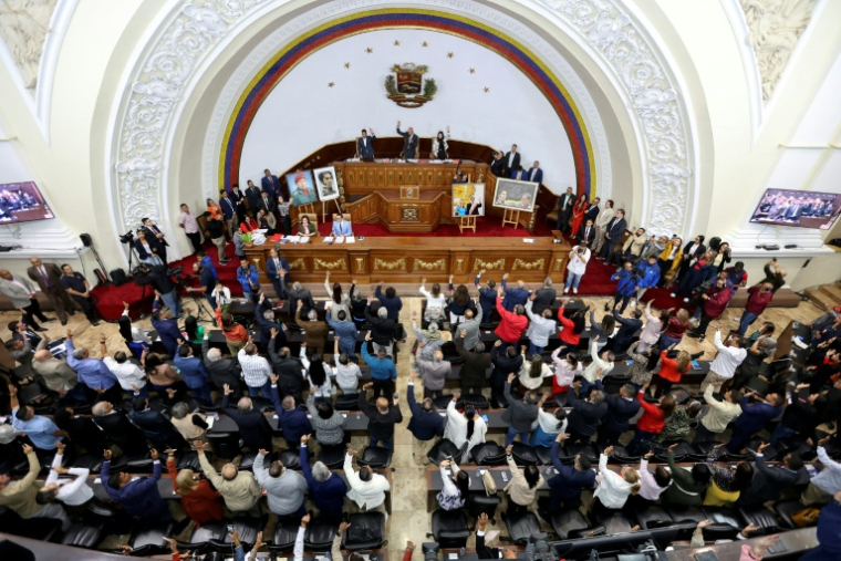 Les membres de l'Assemblée nationale du Venezuela votent en faveur du projet de loi d'amnistie proposé par la présidente par intérim, Delcy Rodríguez, le 5 février 2026 à Caracas ( AFP / Pedro MATTEY )