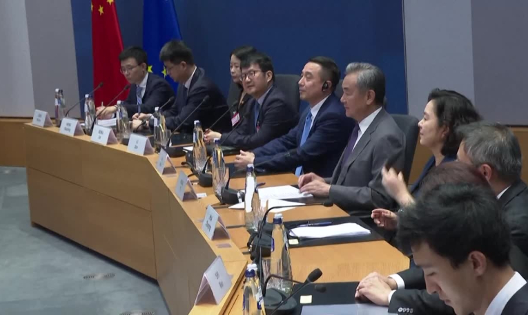 Le chef de la diplomatie chinoise Wang Yi rencontre le président du Conseil de l'UE