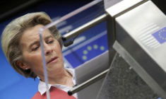 L'UE SUR LA BONNE VOIE DANS SON OBJECTIF DE VACCINATION, DIT VON DER LEYEN